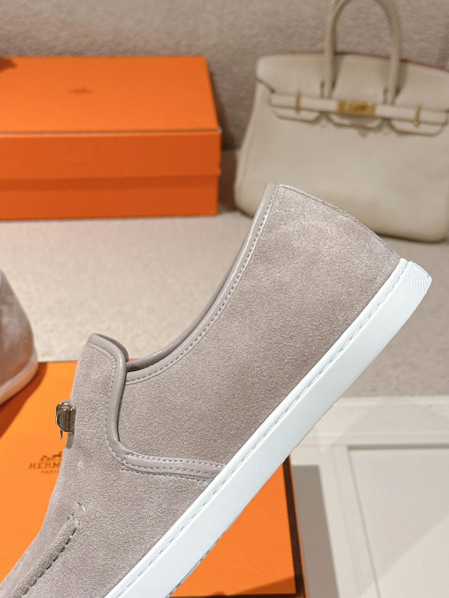 Men's Men's Shoes 600💰 Hermes# Couple Studded Loafers Calfskin and suede goatskin lace-up free sneakers with signature "H" detail. The design is simple and smooth, creating a fashionable urban look. It is comfortable and versatile. H family classics are not outdated, and the delivery counter is exquisitely packaged🛍📦 Fabric: Original customized imported first-layer cowhide/cow down Lining: Imported soft sheepskin Sole: Original open-molded anti-slip TPU material Size: 35-45